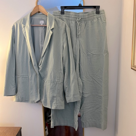 Blazer & Pants. A New Day Set - Picture 4 of 7